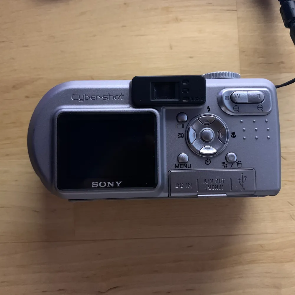 Sony cybershot DSC-P10. silver, använd. Jag har inte testat den eftersom jag inte har kablarna. batteri innehåller. ingen memory card. priset kan diskuteras :)💕 ink frakt. Accessoarer.