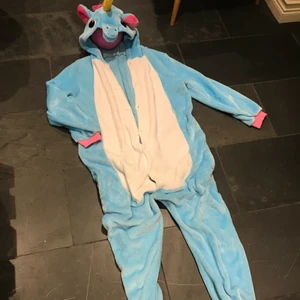 Blå unicon dräkt  - Den passar bra på mig och är 1,65! Den är nästan helt oanvänd! Budgivningen börjar på 50 😍 standard priset är 400kr