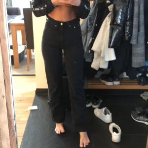 Rowe jeans - Helt nya jeans från Weekday då jag har två stycken. Jag är ca 170 lång