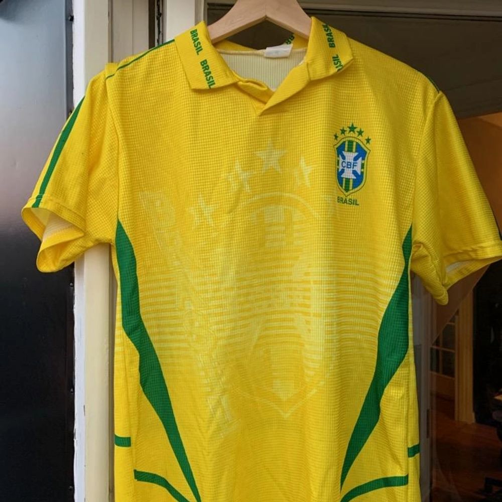 Knallgull tshirt. Brasiliens lag. . T-shirts.