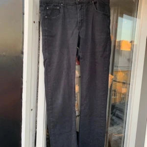 Gina tricot silvia jeans  - Svarta jeans. Litet hål över knät. 
