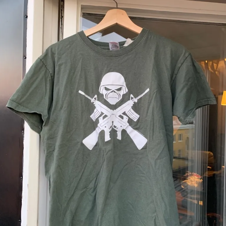 Militärgrön tshirt med vitt tryck och text på ryggen. T-shirts.