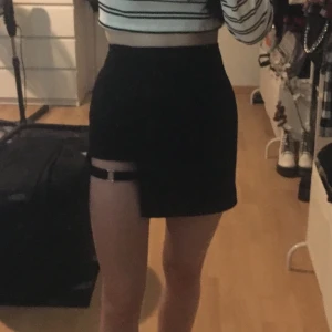 Snygg kjol! - Galet snygg kjol med cut out vid benet som passar perfekt till fest/utekvällar 😍 använd endast 1 gång, storlek XS! Frakt tillkommer ❣️