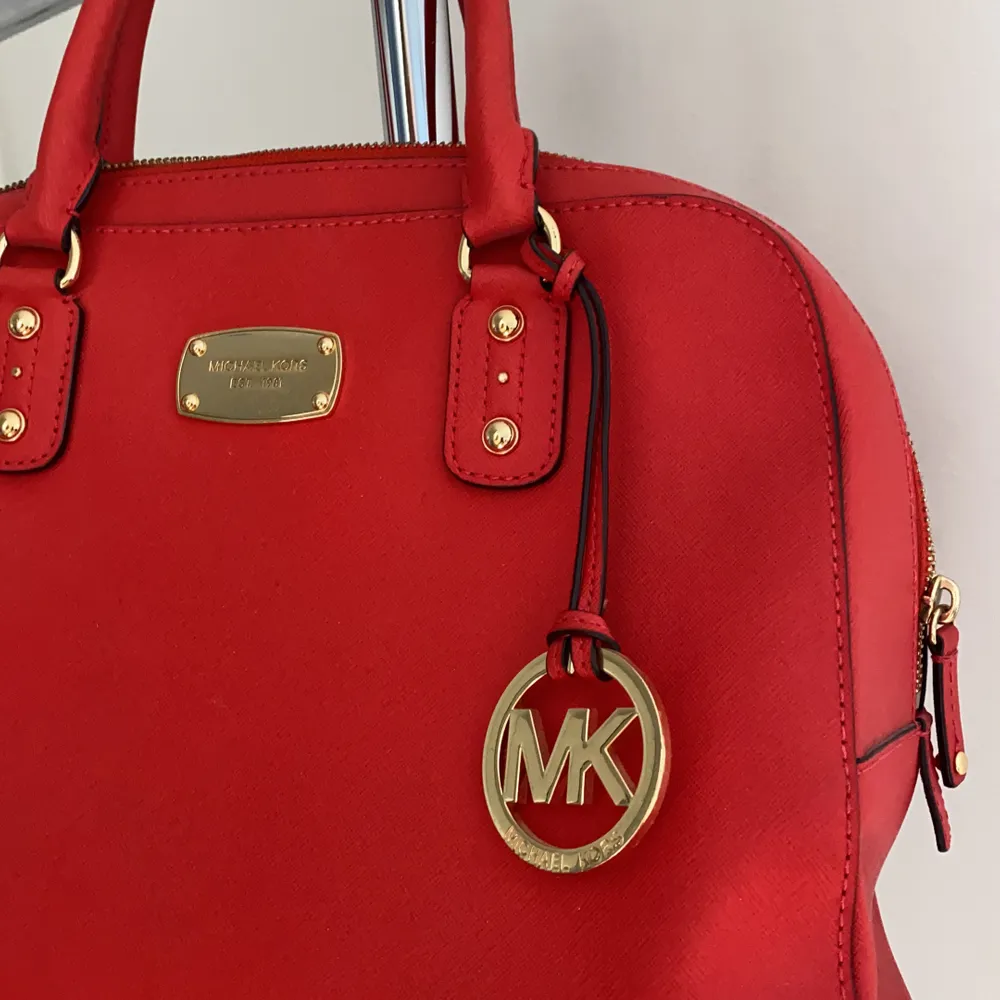MK väska i sällsynt röd/orange färg!! Endast använt fåtal gånger, super fint skick! . Väskor.