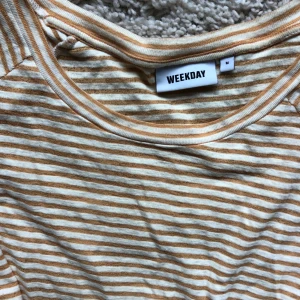 Tröja weekday - Strl M. Lite croppad och vida ärmar. Köparen betalar frakt för 42 kr.