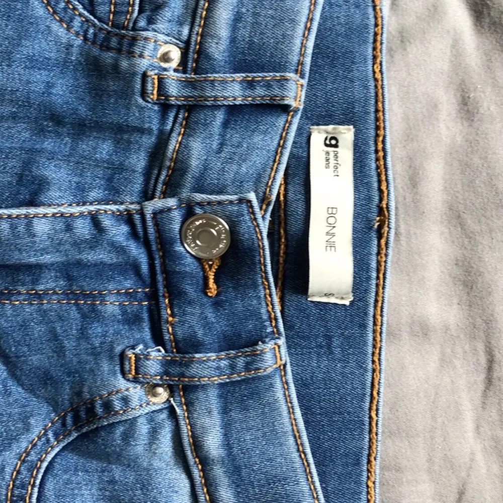 Ett par jeans från Gina Tricot som aldrig blivit använda då de är för små. Strl S, men kan även passa XS. Låg midja. Jeans & Byxor.