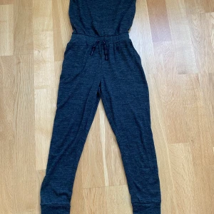 Playsuit - Supermysig svart playsuit från HM i strl 158. Säljs då den inte passar mig längre. Pris 70 + frakt💘