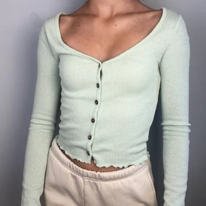 Kofta mintgrön  - Det är en liten liten defekt vid ena knappen annars jätte fin! Säljer för att den är för liten. Buda i kommentarerna :)