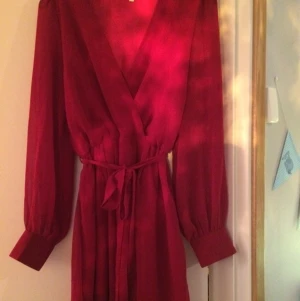  - Snygg klänning i röd läcker färg.
Köpt från Nelly för flera år sedan, aldrig använt.
Frakt tillkommer. 