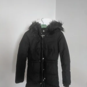 Vinter jackor - Jacka 1 stl 36 Använd, 100kr Jacka 2 stl S 250kr Oanvända Jacka 3 S 250kr