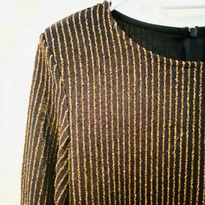 Glittrig klänning  - Glittrig klänning använd en gång på bröllop. Stl XS men passar mig som brukar ha S. Slutar någonstans mitt på låren. Jättefint skick! 💘 fri frakt 