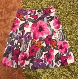 En blommigkjol  - En blommigkjol använd 1 gång 