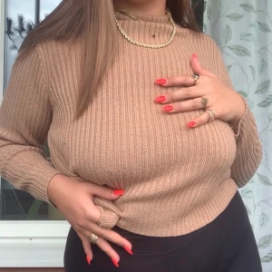 beige stickad tröja i cropped modell - ganska använd men ändå bra skick, väldigt skön inte alls stickig men den är aningen liten på mig för min smak. köptes för 200kr