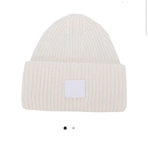 Vit Acne Mössa👊💙💙 - En vit acne mässa köpt på acne studios, använd väl men bra skick!💕💕 Buda från 400 eller köp direkt för 700💙