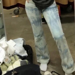 Lågmidjade jeans  - Coola hemmablekta jeans från Levis, (lågmidjade). Står ingen storlek men passar ungefär längden 160, kan skicka fler bilder vid intresse! 