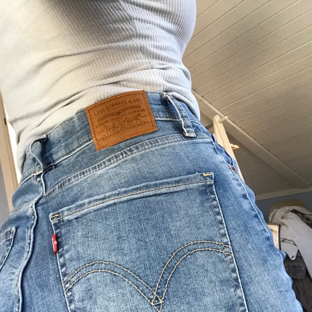Ljusblå skinny jeans med tight passform i töjbart material. Storlek 27 men skulle nog kunna passa en 28 också. Nästan helt oanvända och ca 1 år gamla. Pris vid inköp var 1099kr. Kostnad för frakt/leverans står köpare för. 💗💗. Jeans & Byxor.