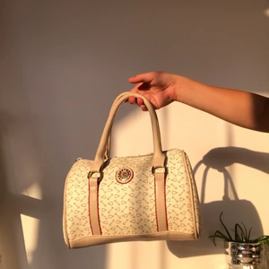 Väska - Sjukt söt väska. Oanvänd av mig men fyndad second hand. I bra skick utan synliga skador. Säljer endast vid bra bud. Frakt tillkommer 