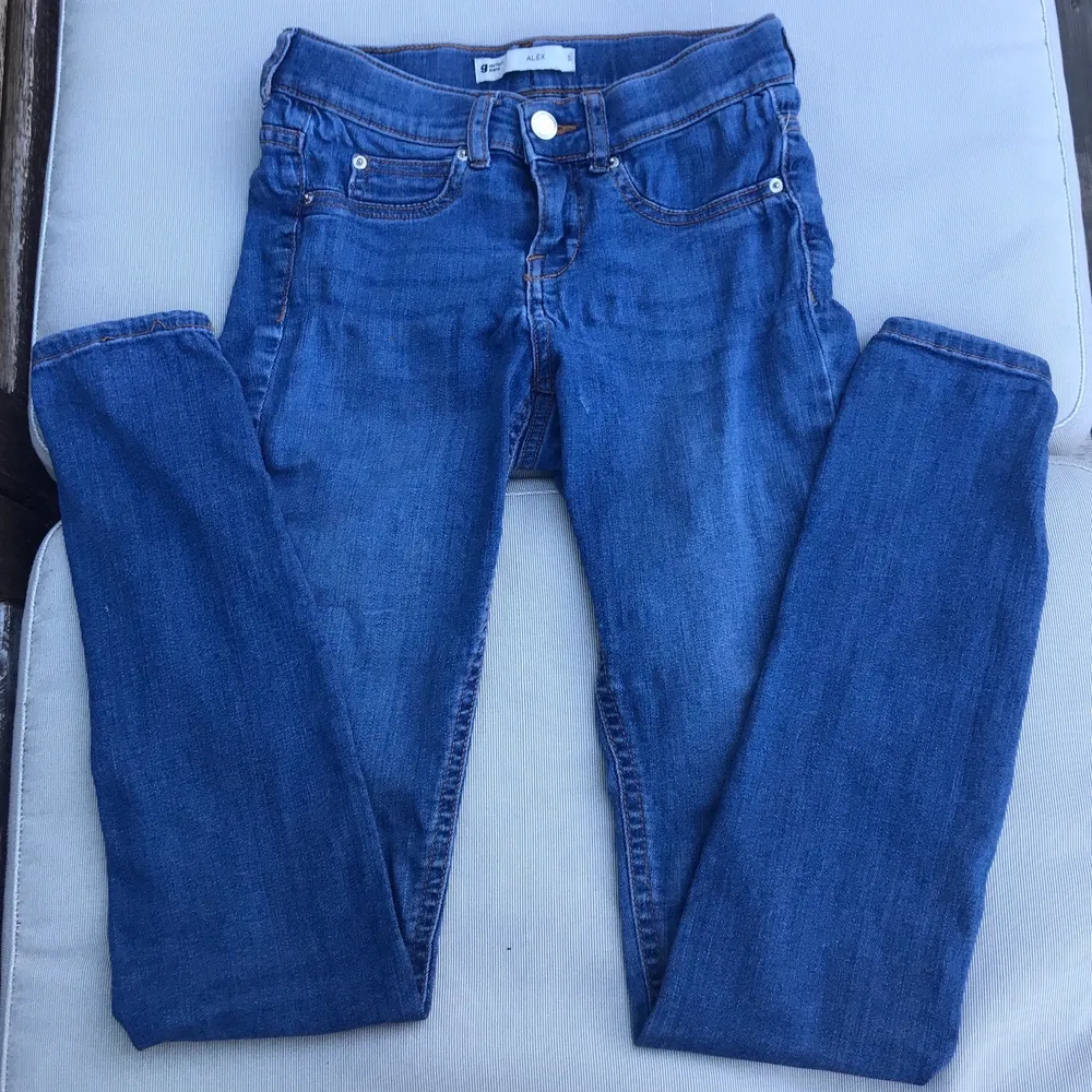 Blåa jeans från Gina tricot🌸 original priset var 300kr och jag säljer för mer än hälften av priset. Bra kvalite. Jeans & Byxor.