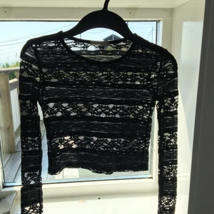 Superfin spetströja från river island - Säljer denna superfina spetströja från river island i strl XS. Sparsamt använd och i toppenskick.Säljes då den är liten för mig. Finns inte kvar att köpa! Nypris låg på 250kr, mitt pris är 100kr är det många intresserade är det budgivning som gäller! Kan📬