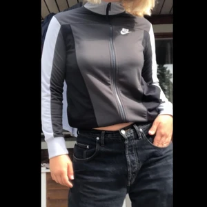 Tröja från Nike  - En snygg tröja som passar till det mesta! Själv älskar jag denna tröja men den har tyvärr blivit för liten:( frakt tillkommer!💗💗 Det står strlk XL men skulle säga att den är en M! 