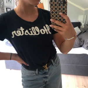 T-shirt med text - Marinblå T-shirt från hollister med texten ”hollister” står storlek L men skulle absolut säga att det passar S,  FRAKT INGÅR I PRISET, kontakta för fler bilder eller frågor, buda gärna