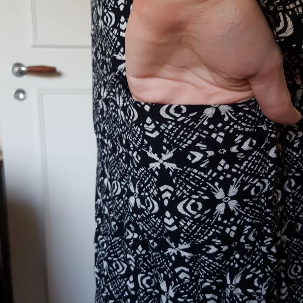 Denna superfina mönstrade klänning med fickor fram på varje sida säljes då den inte längre används. Den är rätt välanvänd och därav är en söm i ryggen lite försvagad även fast klänningen är hel. Passar S och M. Från Indiska. 3/4-ärmar.. Klänningar.