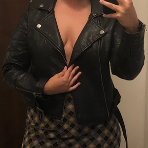 Snygg ”läderjacka” - Jacka i fakeläder som passar XS-M beroende på önskad passform. Jag har storlek M. Enbart använd ett par gånger och har superbra kvalitét trots att den är vegansk. Köparen betalar frakt eller så möts jag i stockholm💘pris kan diskuteras