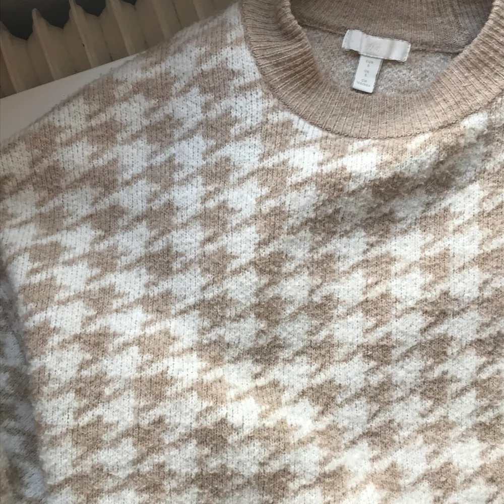 Vit/beige tröja från hm med mönster. Använd fåtal gånger, säljer för 100kr, köparen står för frakt.. Stickat.