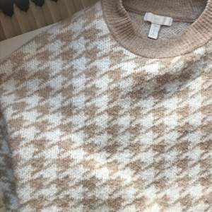 Vit/beige tröja från hm med mönster. Använd fåtal gånger, säljer för 100kr, köparen står för frakt.