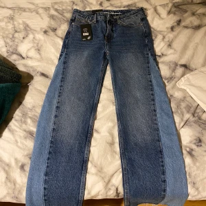Jeans Från bikbok, Storlek xs - Köpte ett par skitsnygga breda byxor från bikbok, har aldrig använt dom då dom var alldeles förstora, skulle rekommendera för dig som har storlek S, säljer dom för 80kr. Frakt 49kr, eller hämtas i Trollhättan 