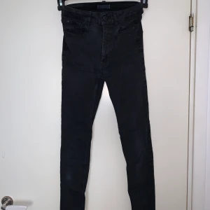 Jeans - Svarta mellanmidjade jeans. Hämtas upp eller fraktas. Köparen står för frakt. Frakten ligger på ca 40kr. Skicka privat för bättre bild.