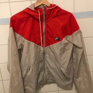 Vintage,Nike tunn vindjacka - Den är inte så grå som på bilden utan mer vit,köpt från benondretro för 450,använd Max 2gåger då den är lite liten för mig,men den är så skön och snygg.Kom privat för frågor osv 🥰storleken är s men passar även m.