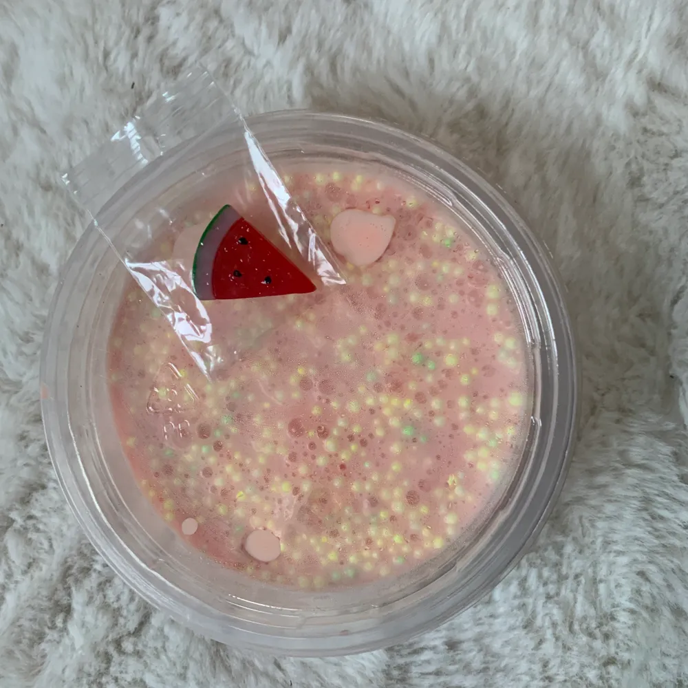 Detta slime har jag gjort i inspiration av zara Larssons låt lush life. Det doftar tutti frutti och innehåller även foam beads och lite rosa ”jelly cubes”. Slimey är handgjort med handskar och munskydd !!. Övrigt.