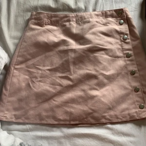 Kjol - En ljusrosa kjol från H&m i storlek 36. På bilden ser kjolen beige ut för att ljuset inte gör rätt men den är ljus rosa. Köparen står för frakt och swish endast 🎀
