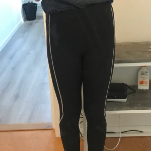 H&M - Säljer dessa träningsbyxor som inte kommit till användning 