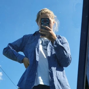 Skjorta - Jättebekväm skjorta. Färgerna på bilderna är aningen missvisande och är lite ljusare i verkligheten. Köparen står för frakten på 66kr. Står L men är litr tajt i armarna