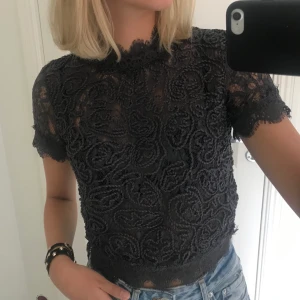 Zara spets topp - Mörkgrå spets topp från Zara med dragkedja i ryggen. Jättefin festtopp med bra passform. Mycket fint skick. Storlek: Small. Fraktavgiften står köparen för!😇