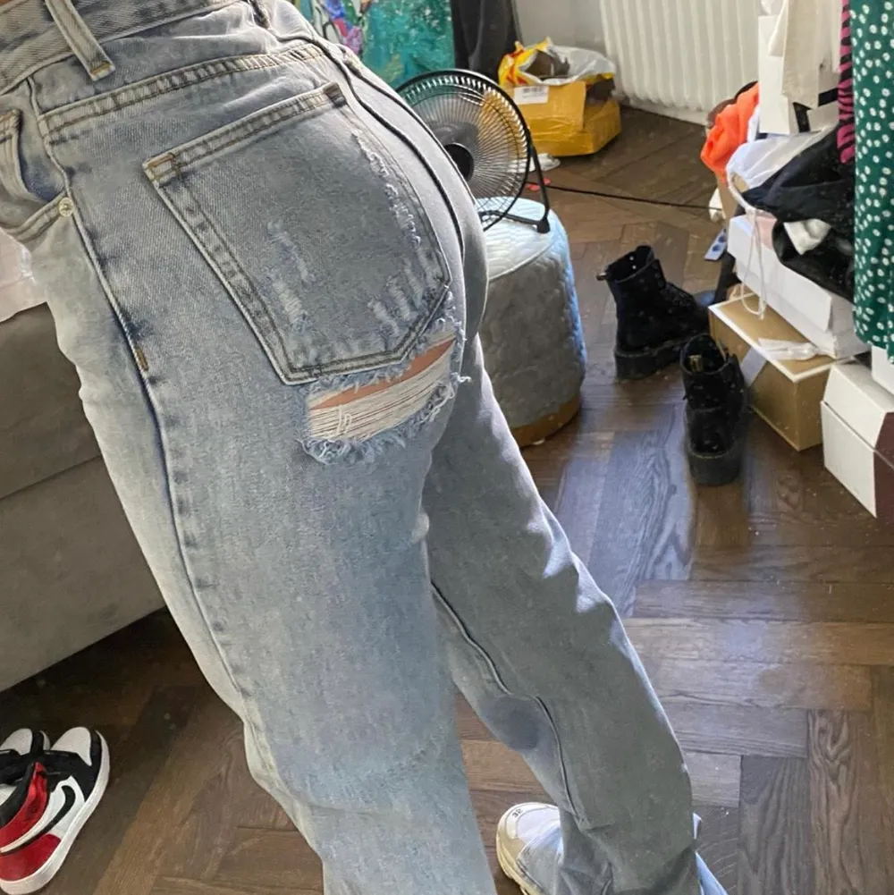 säljer dessa superfina jeans med slits och slitningar på ena bakfickan!! aldrig använda och helt nya. storlek 36 och passar nog bäst pånågon mellan 160-175!! obs:!! EJ MINA BILDER!! BUDA!! Lb:410kr. Jeans & Byxor.
