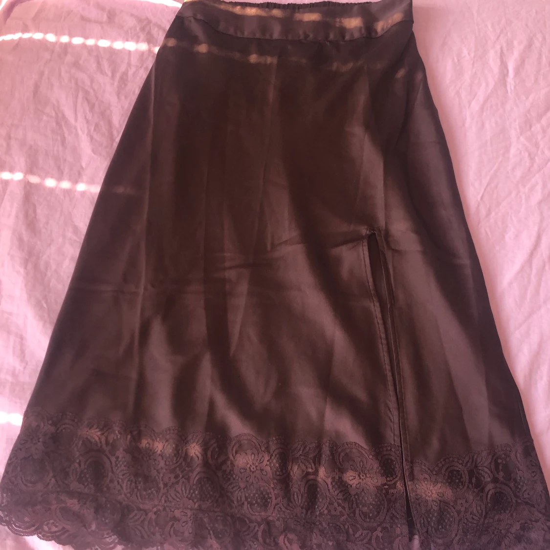 Brun satinkjol med slits 