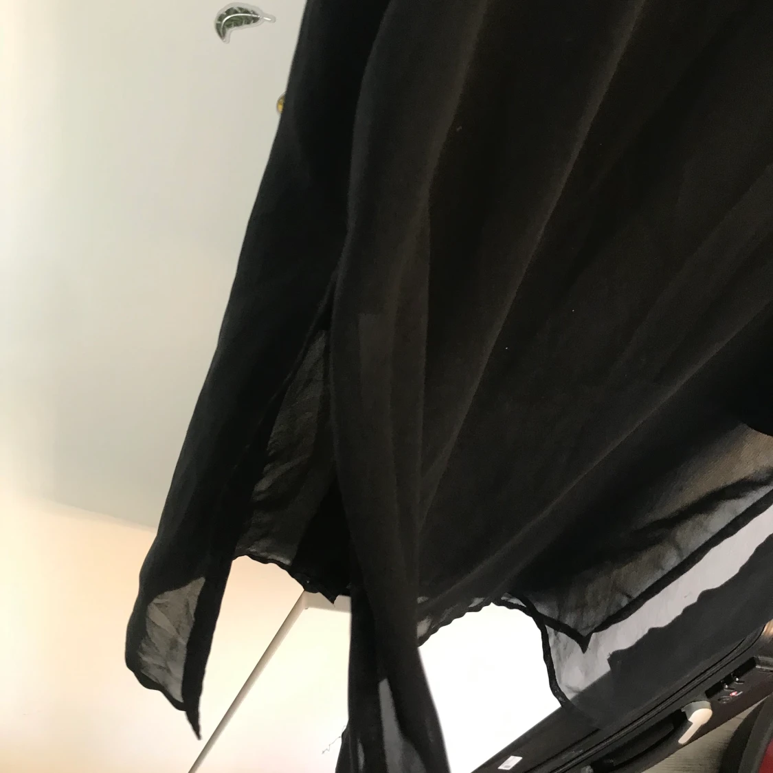 Svart tröja öppen på sidorna  - 90