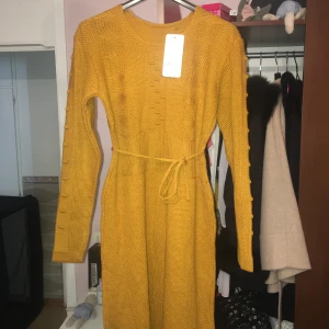 Stickad långklänning - Stickad långklänning med prislapp kvar 