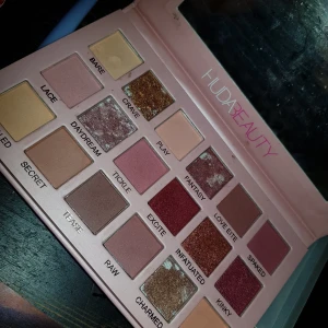 Huda beauty palett new nude  - Lite swatchad. 300kr kan skicka  pris kan diskuteras 