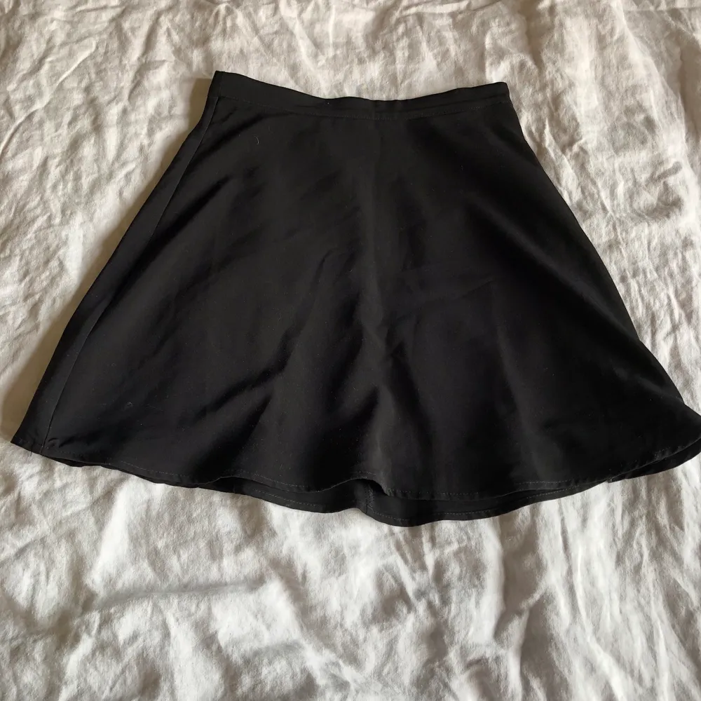 En svart kjol i skönt luftigt material från Gina Tricot. Riktigt fin men har tyvärr inte fått någon användning på länge. Köparen står för frakten!. Kjolar.