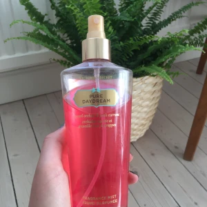 Victoria secret pure daydream - En utsåld Victoria secret parfym köpt i NYC 2013. Den är lite sliten och saknar kork, därav det låga priset - men det påverkar inte kvaliten av parfymen! Originalpris: 180kr.