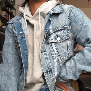 Jeanjacka från Bik Bok  - Jeansjacka från Bik Bok i storlek Medium. Använt ett par gånger och är i väldigt bra skick. 