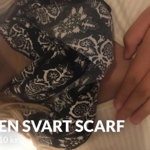 Scarf  -  En svart hoodie fin skar men den kommer inte heller till användning passar alla jag tänker bara super  Fin💕