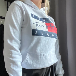 Vit hoodie storlek s  - Vit bomulls hoodie, saknar snöre. Använt fåtal gånger. Väldigt varm  