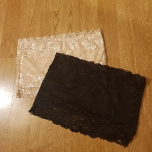 2 bandautoppar i spets - 2 bandautoppar i spets. De har ytterligare ett tygstycke innanför spetsen för fullt coverage. Har möjlighet att sätta på axelband. De är sparsamt använda och i storlek S. Säljer båda för 50kr exklusive frakt (22kr). Dock ingår frakt vid köp över 300kr. 