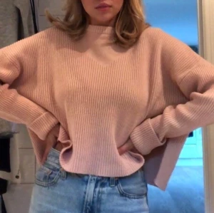 Rosa stickad tröja  - Mjuk stickad tröja från Monki i storlek S, tröjan är lite kort när man drar upp armarna men annars passar jättebra. Fint skick då jag tyvärr inte använt den så mycket. Nypris ca 250 kr och jag säljer nu för 100 kr