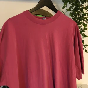 Rosa Overzised T-shirt  - Rosa overzised T-shitt i strl XL som inte kommer till användning länge, köpare står för frakt💗